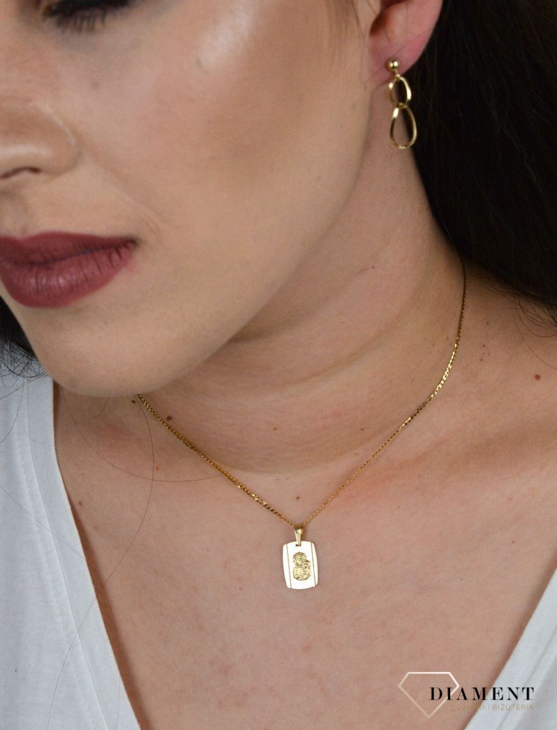 Złoty medalik z wizerunkiem Matki Boskiej Częstochowskiej. ZA 6062.jpg